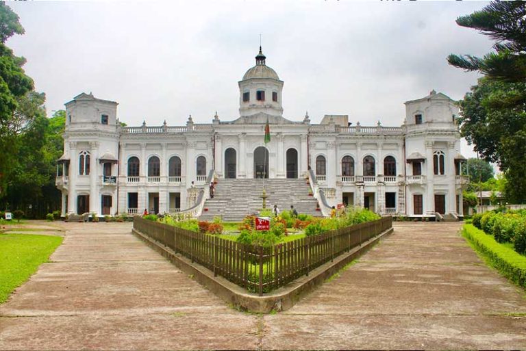 ফিরে চলুন জমিদার আমলে, জানুন তাজহাট রাজবাড়ির নানান ইতিহাস